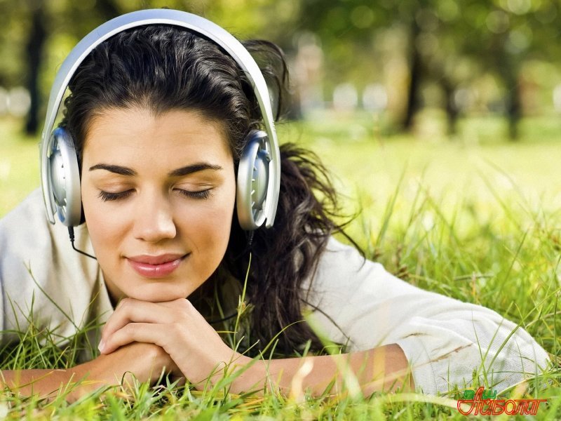 A lány a zenét hallgatja a pihenés céljából