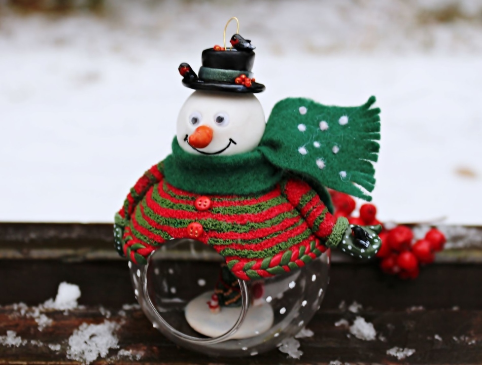 You can build such a wonderful snowman, attaching it to the old ball