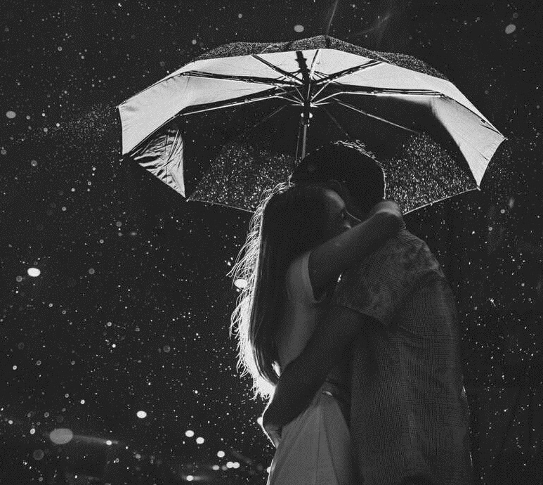 Девушка под зонтом черно белое