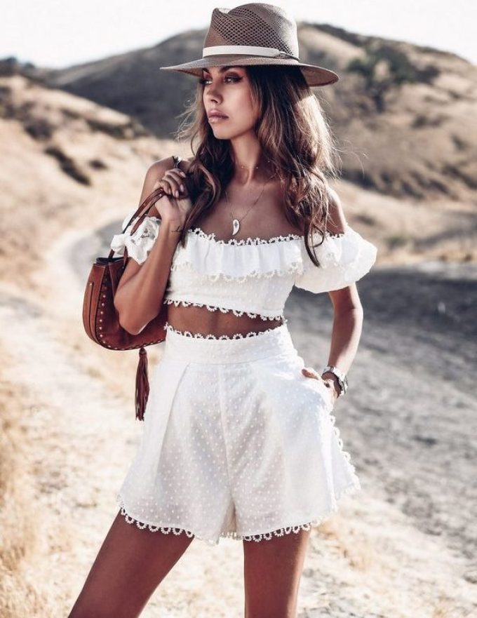 Lace wide white shorts look very feminine