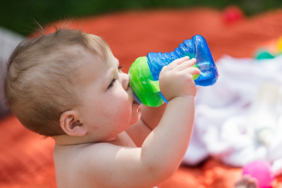 Čista voda bi morala biti v otrokovi prehrani brez napak