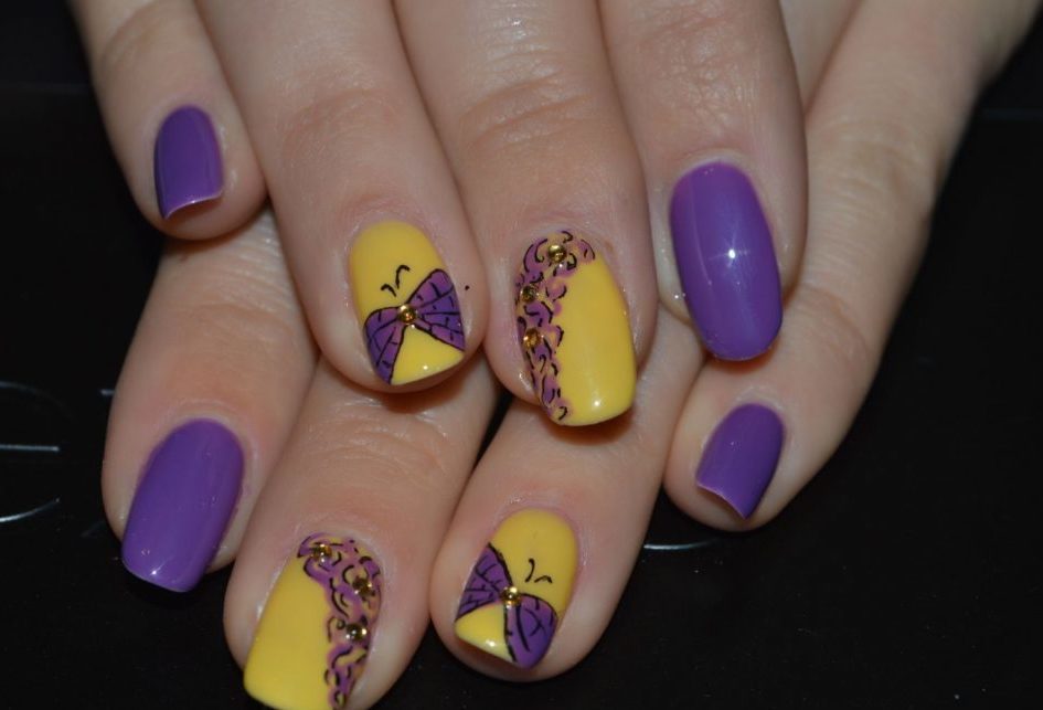 The bold idea of \u200b\u200bnail design in yellow, purple and golden colors