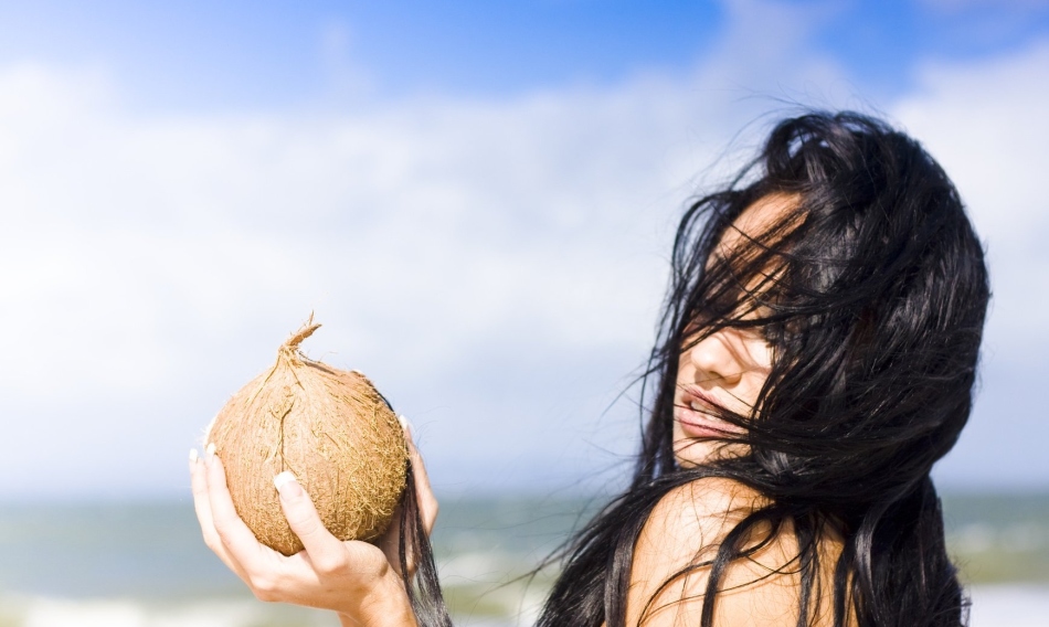 Dievča s kokosom v rukách