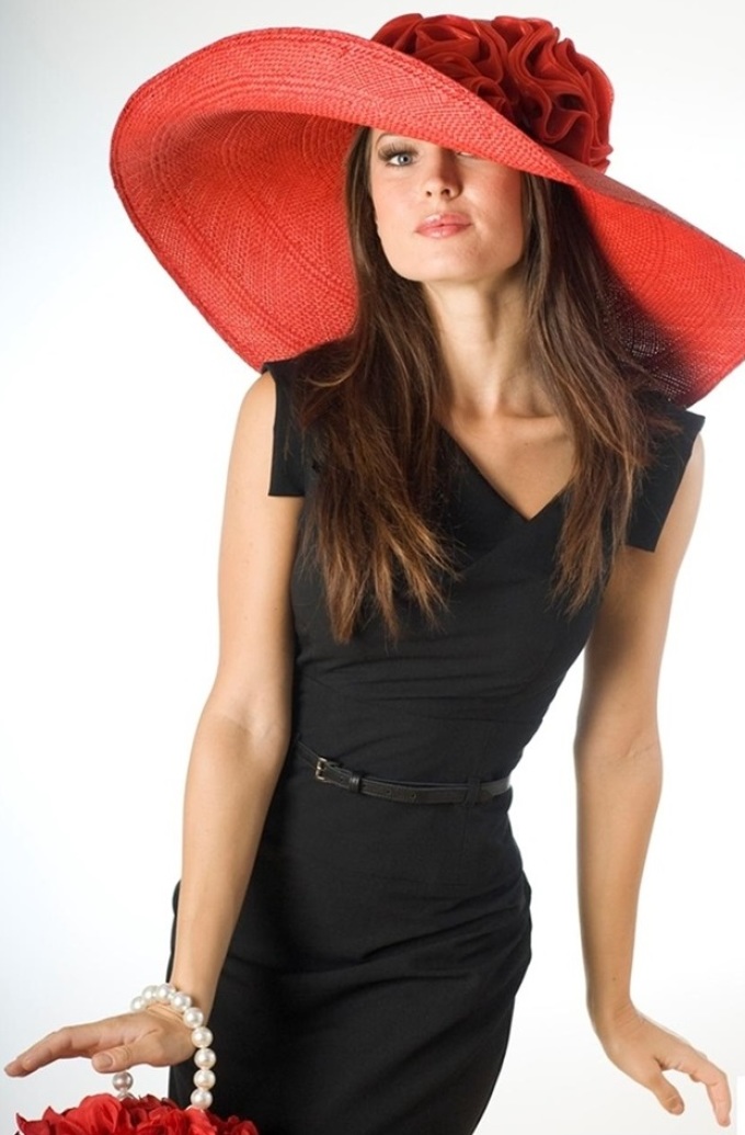 Подобрать к черному платью простого кроя красную широкополую шляпу - прекрасная идея