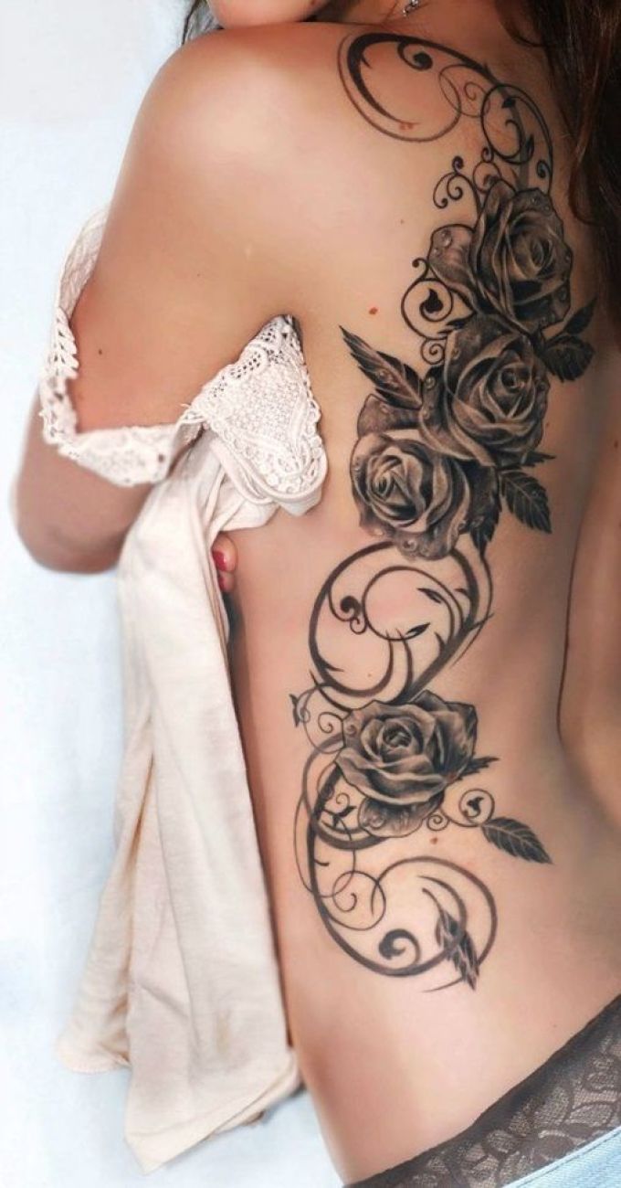 Татуировка на боку у девушки - красиво и сексуально