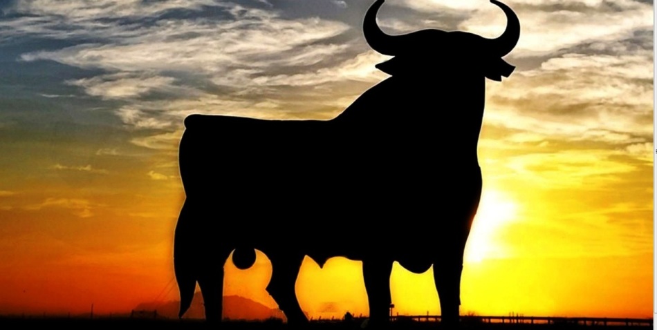 Sosok banteng dengan latar belakang matahari terbenam adalah salah satu simbol Spanyol