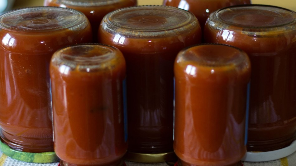 Ketchup házi készítésű a paradicsomból és a paprika