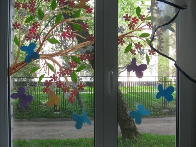 ფანჯრების გაფორმება ლამაზი პეპელებითა და ფრინველებით ქაღალდიდან 8 მარტს საკუთარი ხელით: იდეები, ფოტო