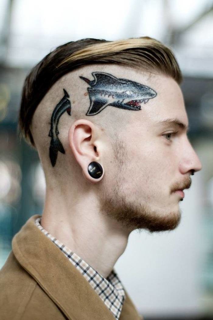 Татуировка на голове отлично сочетается с современными прическами