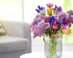 Le bouquet coûte plus longtemps: des conseils et des recommandations pour que les fleurs n'adorent pas rapidement.