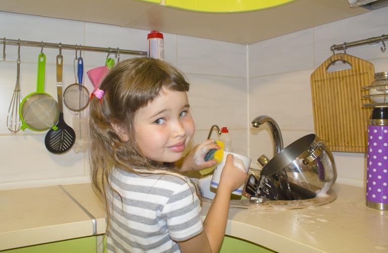 A fiatalabb hallgató teljes mértékben megbirkózik az edények mosásával.