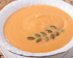 Pumpkin Porridge avec un mankoo sur le lait: une recette sur un poêle et dans une mijoteuse