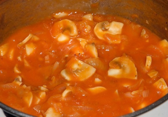 Tomato sauce with mushrooms.
