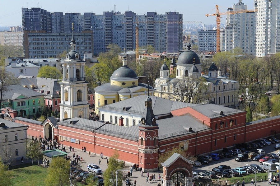 Fotografija samostana Pokrovsky v Moskvi, na ozemlju, na katerem relikvije svete Matrone počivajo v templju