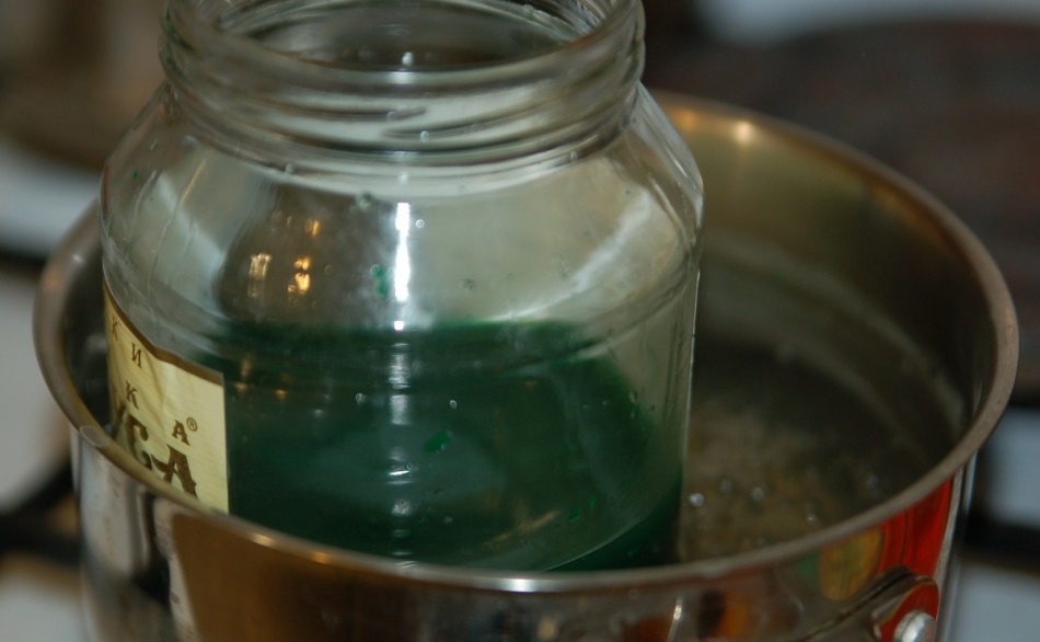 Зелёный воск для свечки-ёлочки топится на водяной бане