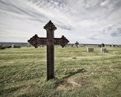 Ali je mogoče poljubiti grobni križ ali spomenik na pokopališču?