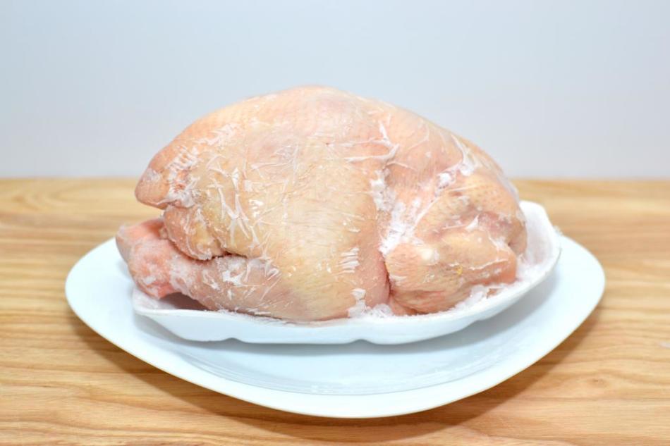 Как правильно разморозить курицу в холодильнике?