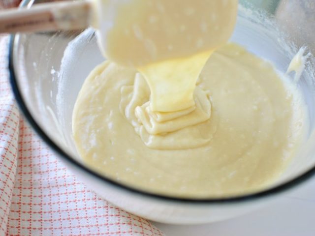 Impasto liquido su kefir con mankua. Torta liquida con kefir. Impasto liquido per una torta con pesce, linee, torta con cavolo