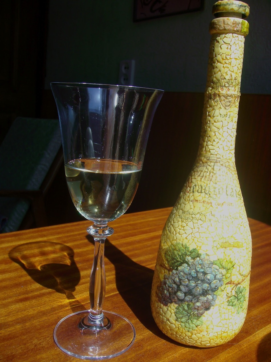 This is what a bottle after decoupage will look like a shell