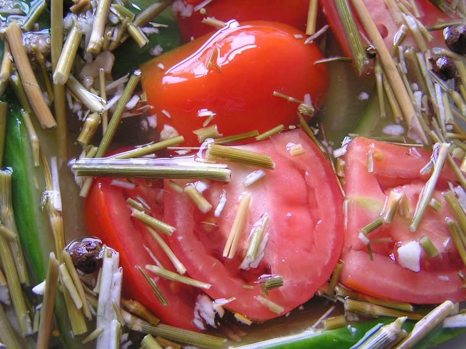 Tomates dans le sac de petits salons et moitiés avec de l'ail: une recette rapide -cok