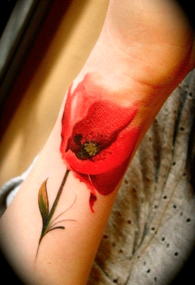 Tattoo on the wrist in the form of poppy