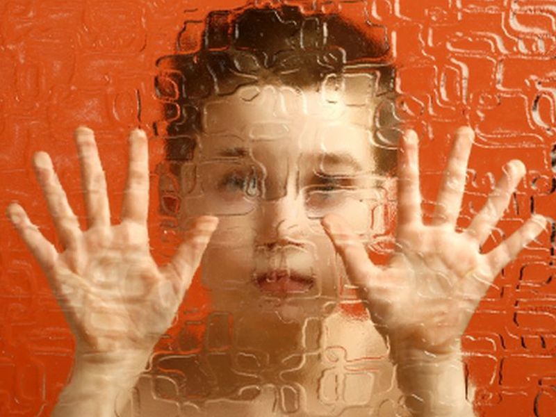 Дети-аутисты закрываются от окружающего мира и боятся его познавать