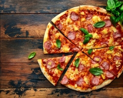 PP Pizza dalam wajan, dalam oven, slow cooker: 12 resep terbaik, instruksi, foto