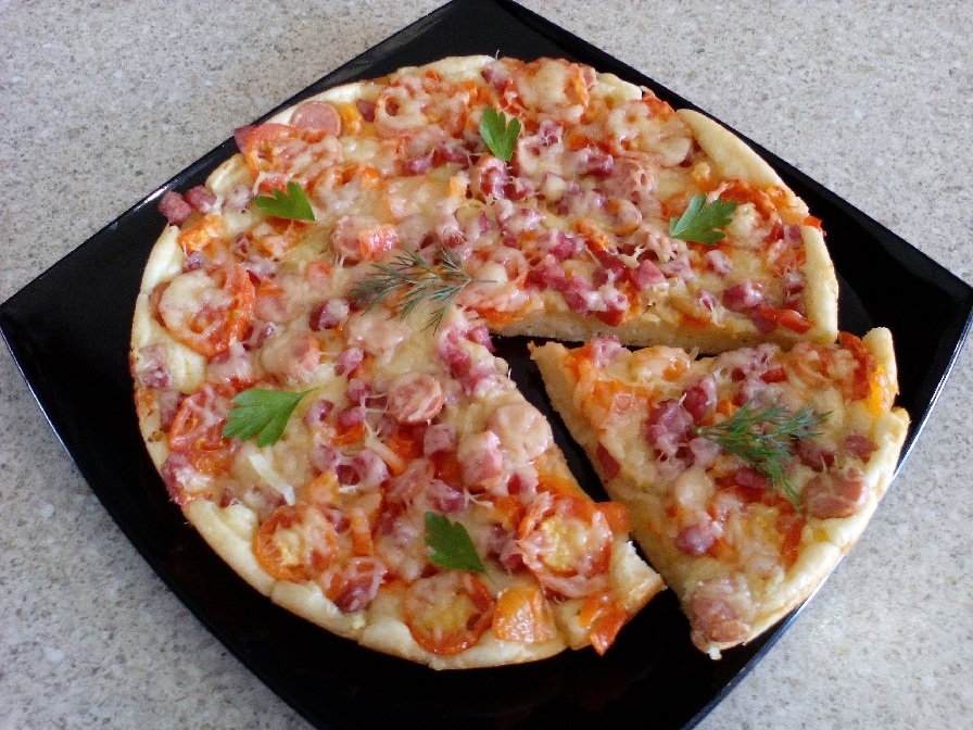 Pizza à cinq minutes dans une casserole - un bon dîner copieux