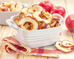 Hogyan lehet szárítani az almát a télen a sütőben, egy elektromos szárítót, mikrohullámú sütőt, légcsoportot a napon? Hogyan lehet szárított gyümölcsöket készíteni otthon az almából?