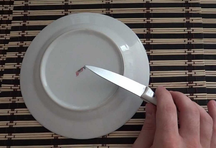 Немного подточить нож можно об тарелку