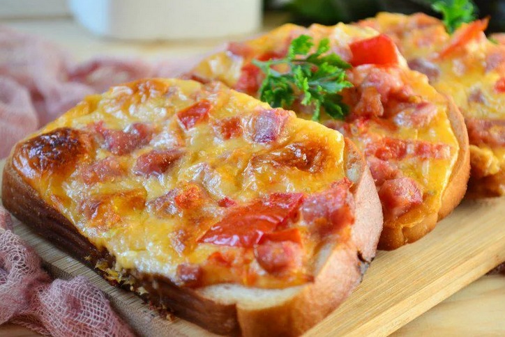 Sandwich panas dari sardel beku