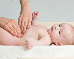 Masažo novorojenčku doma. Kako narediti masažo na novorojenčka s kolikom, zaprtje, kilo?