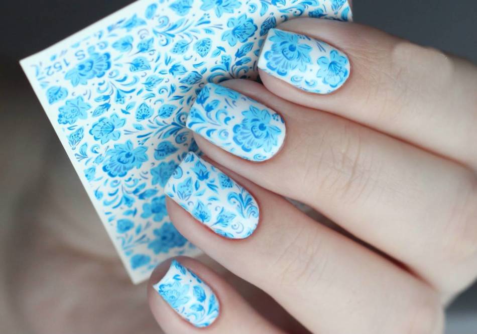 Roses bleues chinoises sur les ongles