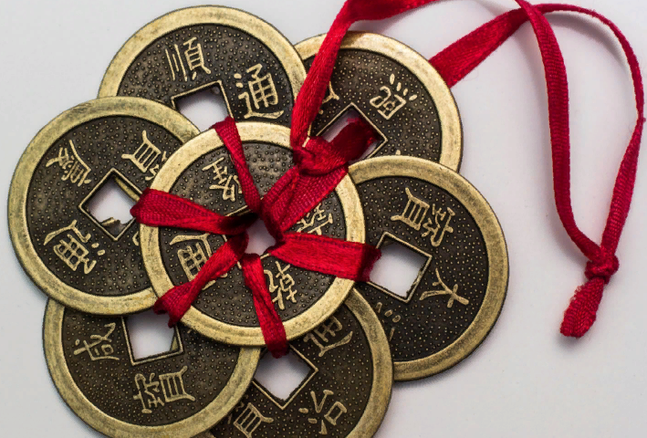 Milyen érméket és számlákat kell elhelyezni egy pénztárcába a pénz vonzása érdekében? Lehetséges -e behelyezni egy pénztárcába a jüan dollár helyett?