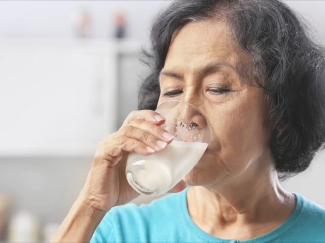 Mleko po 50 letih: koristi in škode, sestava, vitamini, priporočila in nasveti za uživanje. Koliko lahko pijete mleko dan po 50 letih za moške in ženske?