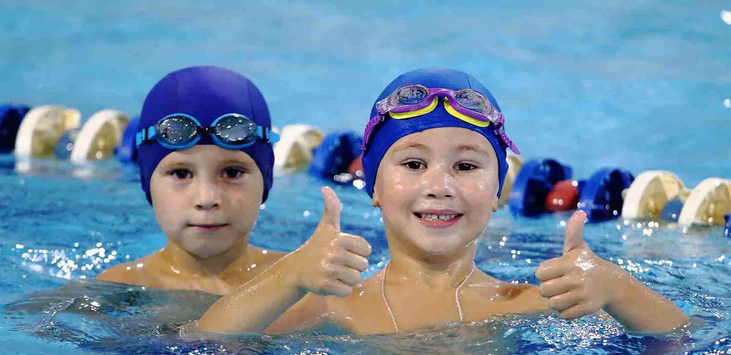 Natación o navegación: un deporte popular para niños