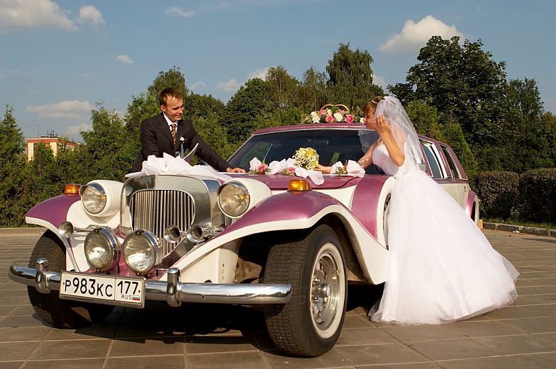 Példák az esküvői gépek stílusos dekorációjára: Fotó