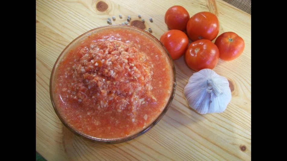 Горлодер: вкусный, острый рецепт из красных помидор с чесноком и хреном
