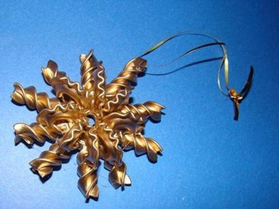 Идеи декора новогоднних шаров из макарон, пример 8