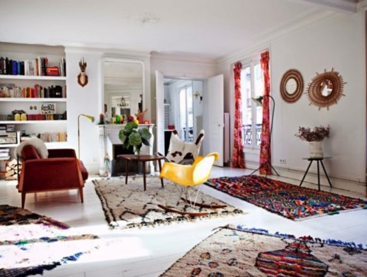 Такое разнообразие ковров в одной комнате выдает дурной вкус владельца дома