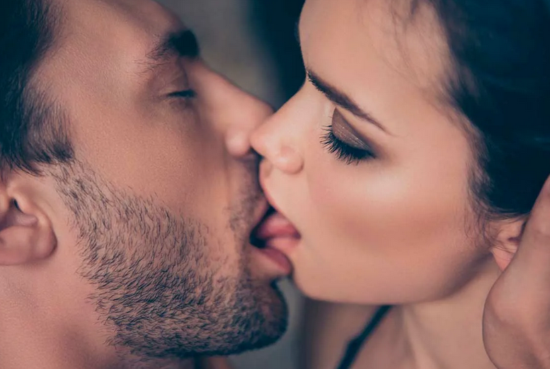 Beije com um homem nos lábios