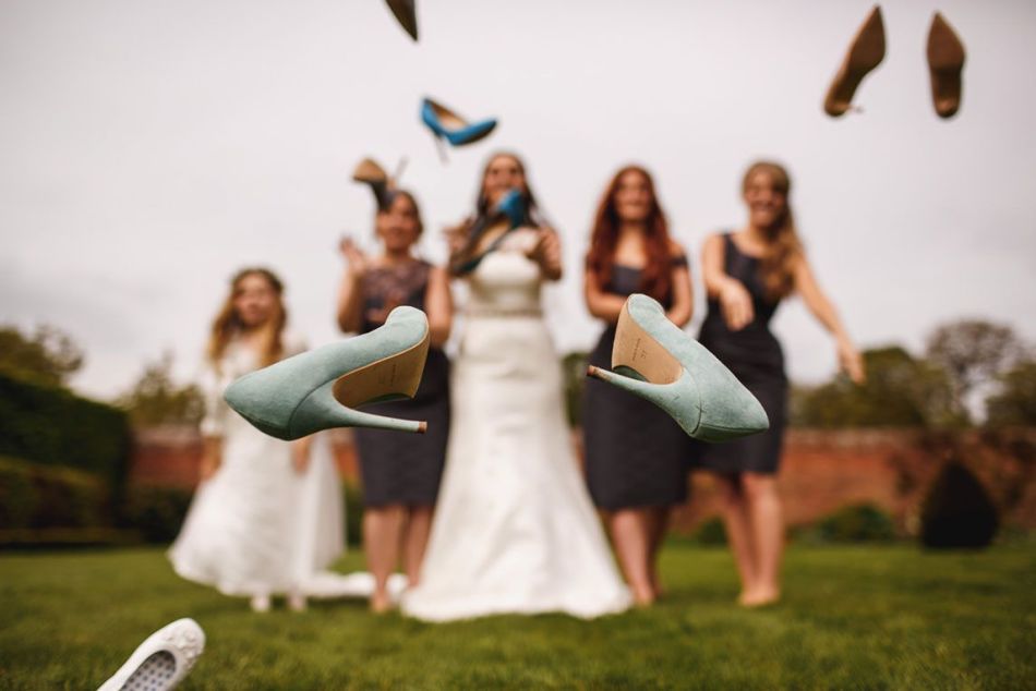 Креативное фото с подружками невесты на лужайке