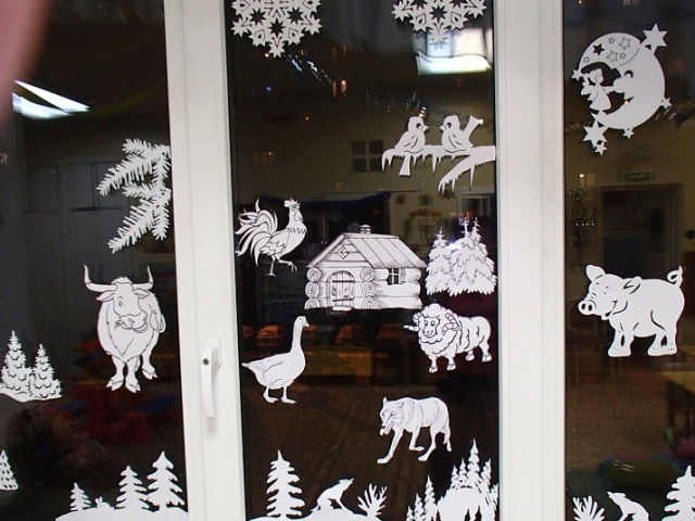 Rozprávka na okne - novoročné gibberry kreslených a rozprávkových hrdinov: jednoduché, krásne, slávnostné