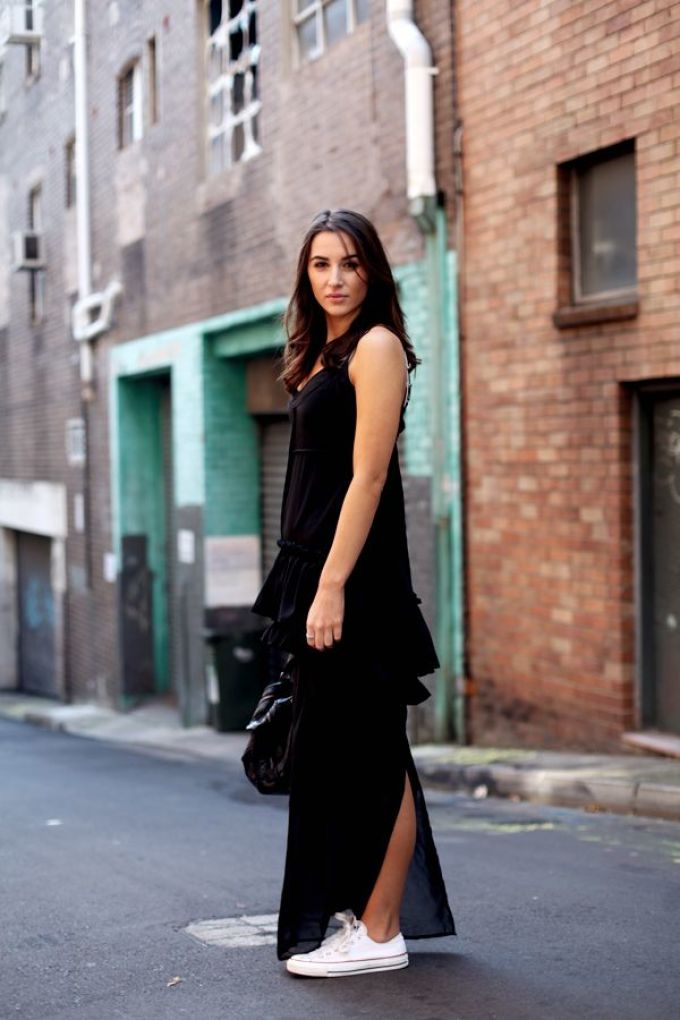 Vestido negro con zapatillas de deporte o zapatillas