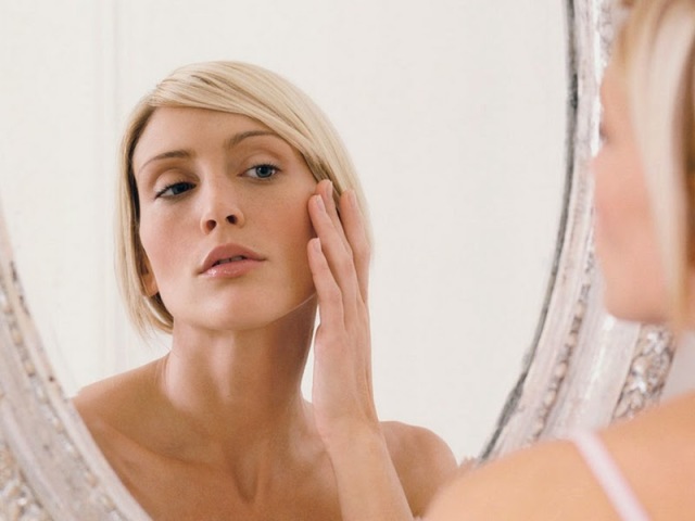 Irritáció az arc bőrén - viszketés, bőrpír, foltok, kis pattanások formájában, nőkben, férfiakban, gyermekekben hámozásban: okok és kezelés. Irritáció az arcon: Hogyan lehet eltávolítani?