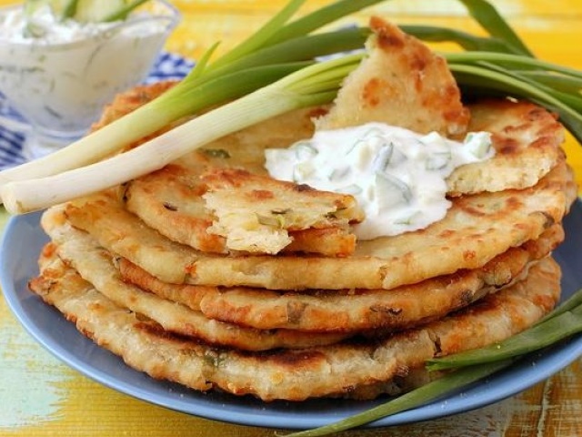 Kako kuhati tanke in bujne, riževe, mehiške, rž, uzbek, ovse, koruzne tortilje v ponvi: najboljši recepti. Testo za torte v ponvi na kisli smetani, kefir, mleko, kislo mleko, vodo s kvasom in brez kvasa: recepti