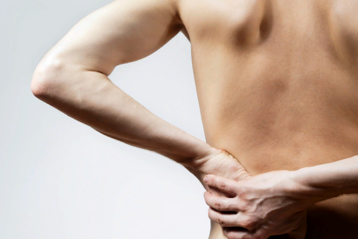 Bolesť pod rebrámi vľavo od prednej a zozadu môže byť spôsobená rôznymi chorobami