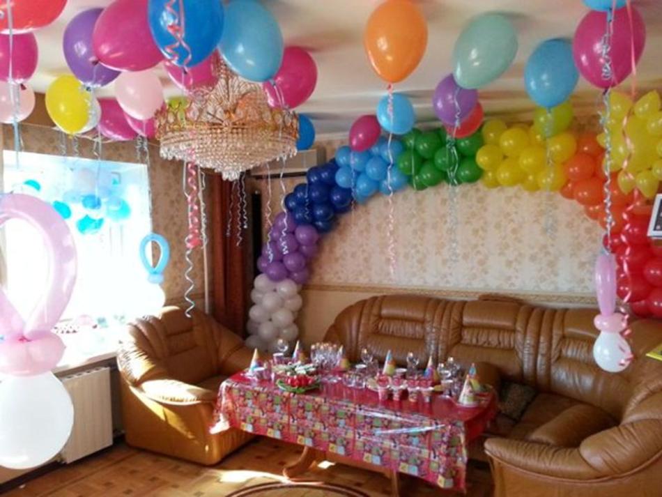 The room is decorated with balloons to celebrate a children's birthday