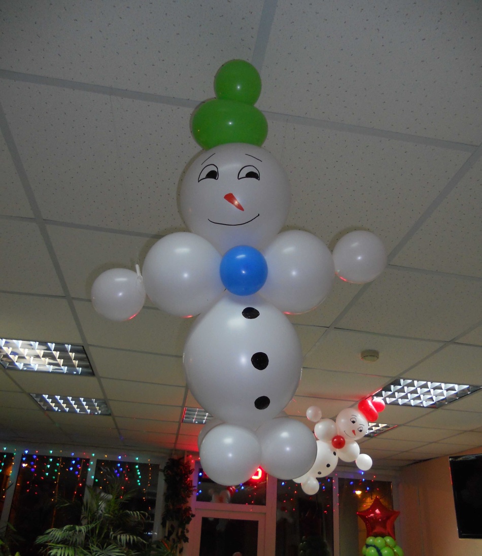 En snögubbe från ballonger kan pumpas med helium