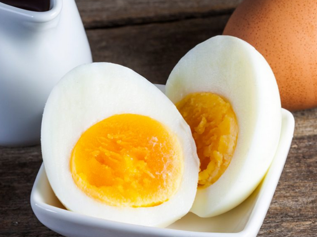 Do I need to add vinegar when cooking eggs: for what, the secrets of housewives and cooks